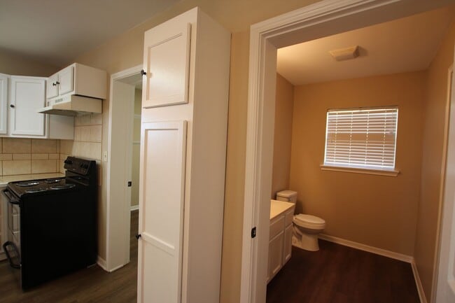 Building Photo - Remodeled 2 bedroom 1 bath rental in West ...