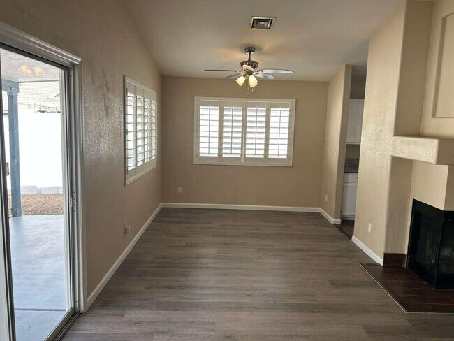 Building Photo - 15822 N 5th Ave