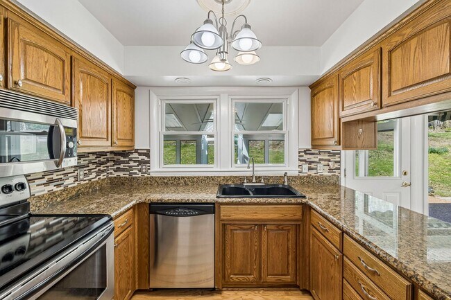 Building Photo - Experience the perfect blend of privacy and open space in this beautifully maintained 3-bedroom, ...