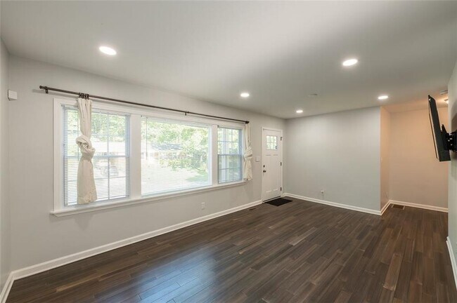 Building Photo - 3079 Cloverhurst Dr