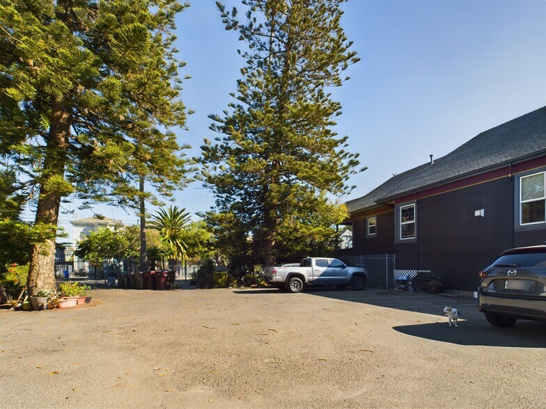 Building Photo - 926 Chester St