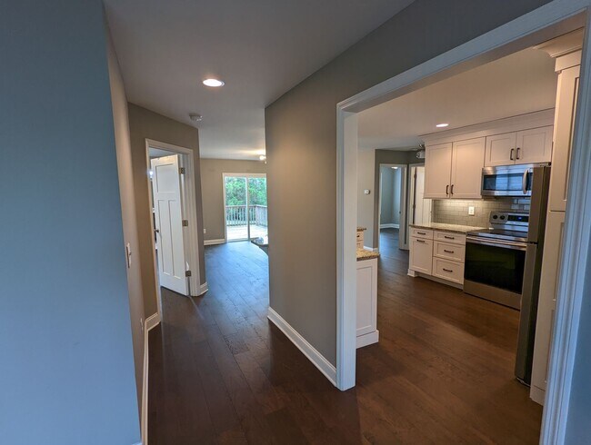 Building Photo - Columbia Great Family Home - Available July 6