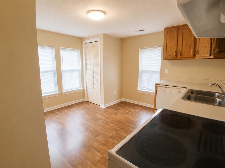 Building Photo - 228 Popp Ave