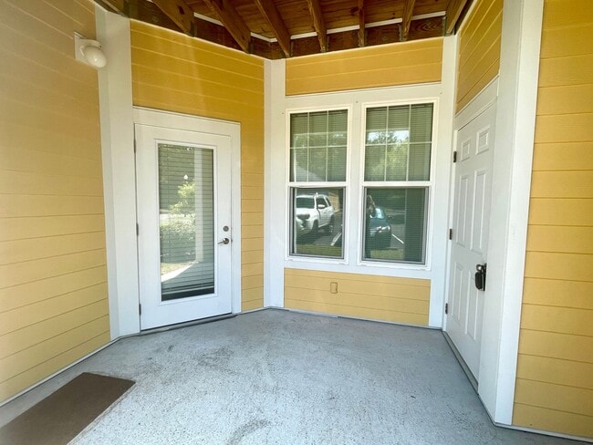 Building Photo - 2 Bedroom, 2 Bath Condo in Southampton Poi...