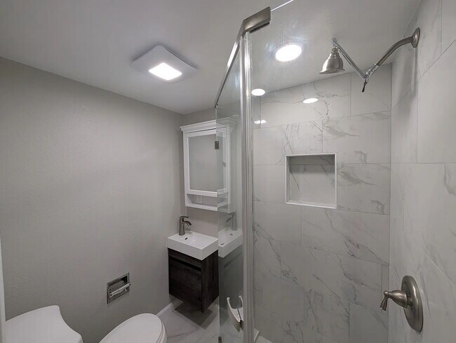 Building Photo - FRESHLY RENOVATED & MOVE-IN READY In South...