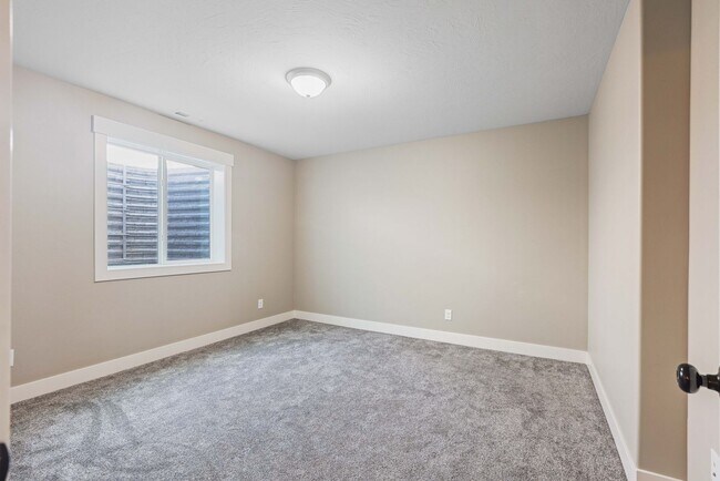 Building Photo - Partially furnished Twin home in Rigby
