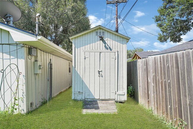 Building Photo - 1109 Frances Dr