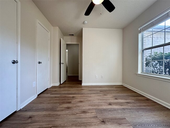 Building Photo - 20515 Hillsdale Park Dr