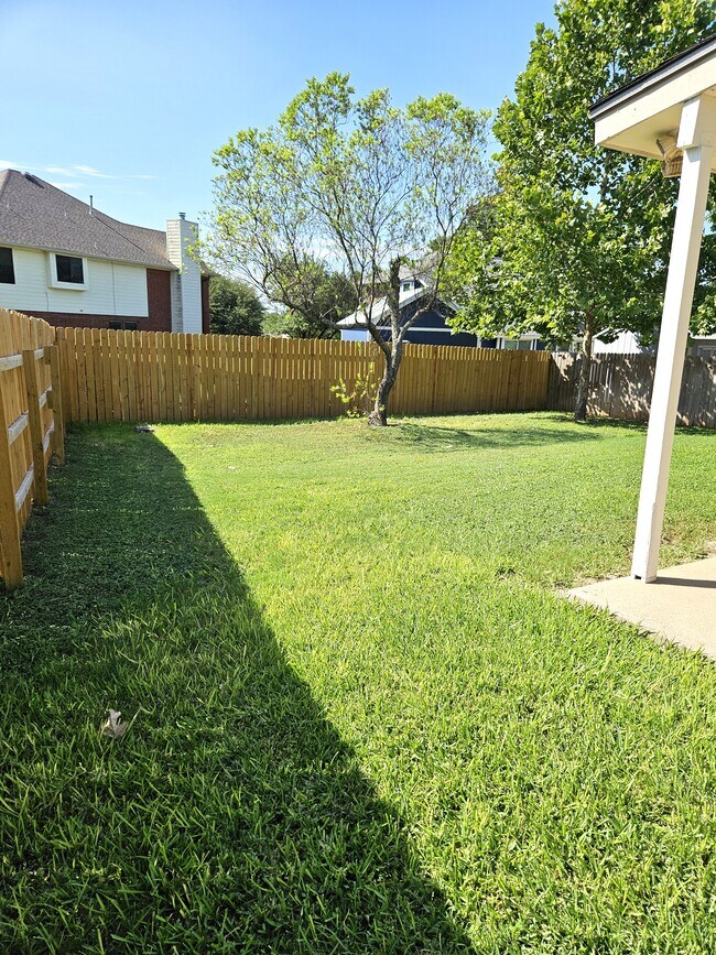 Building Photo - 1002 Woodview Dr