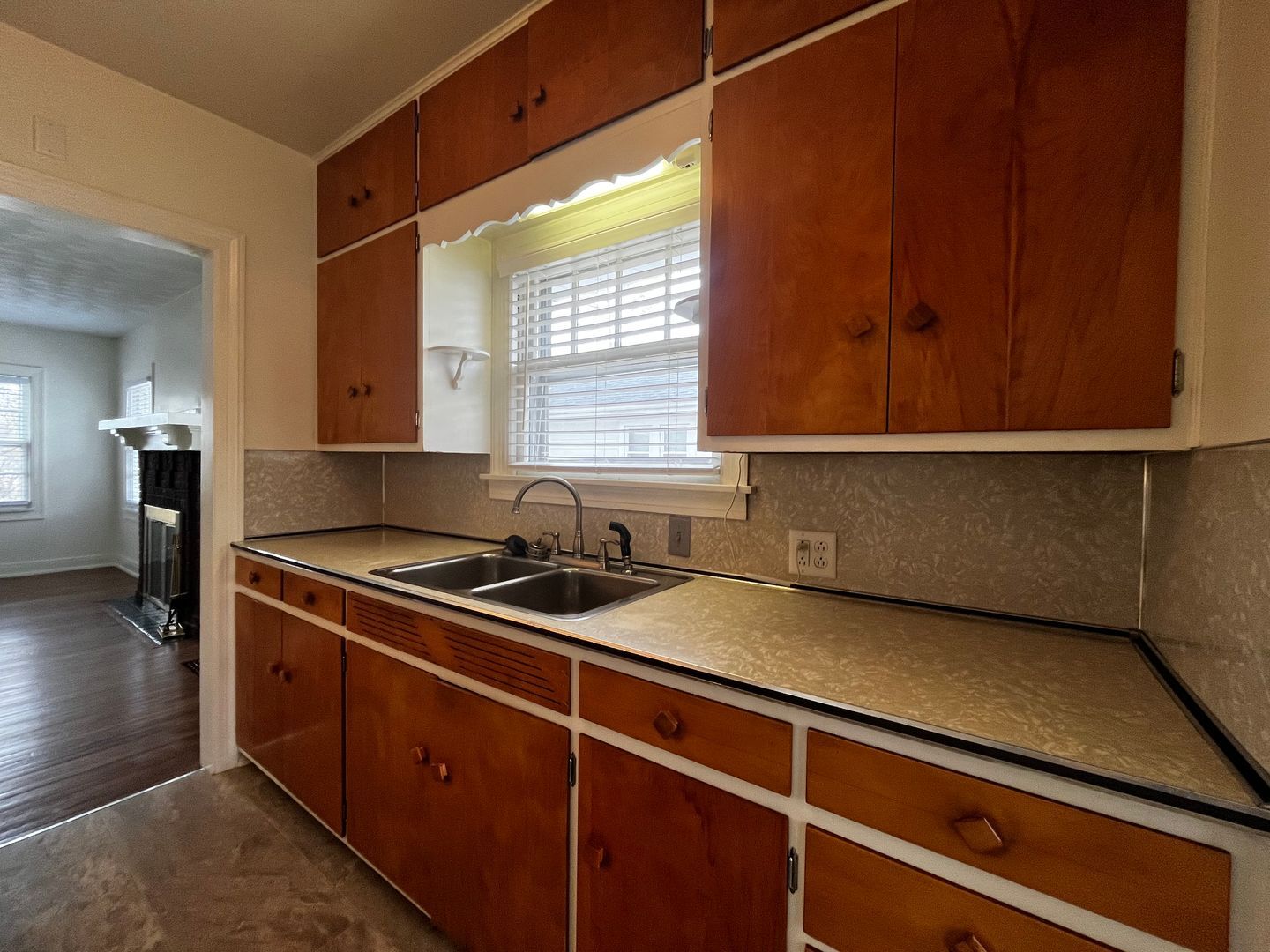 Building Photo - 2706 Waynewood Dr