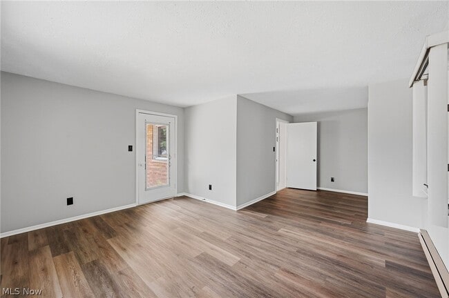 Building Photo - 333 E Ridgewood Dr