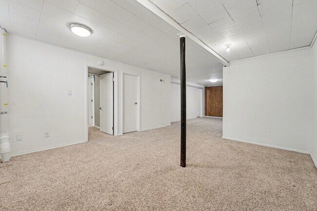 Building Photo - 424 S Locust St