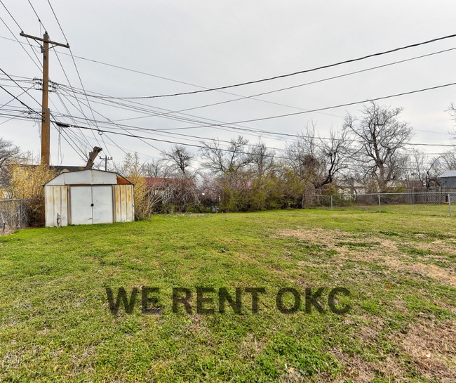 Building Photo - 207 E Marshall Dr