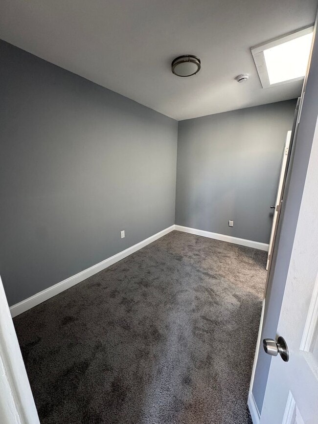 Building Photo - Charming Rowhome with Modern Touches in Ea...