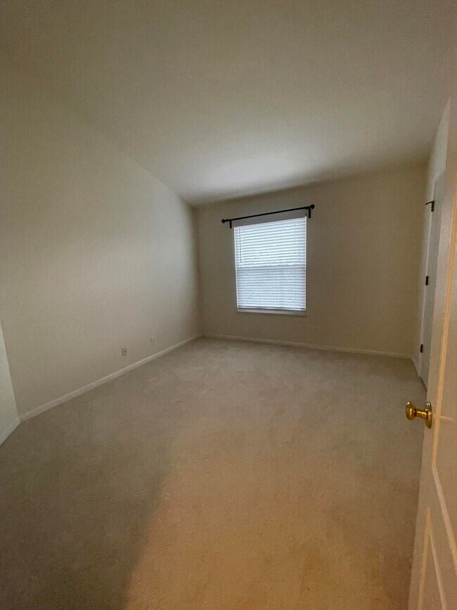 Building Photo - 2460 Fountain Pl