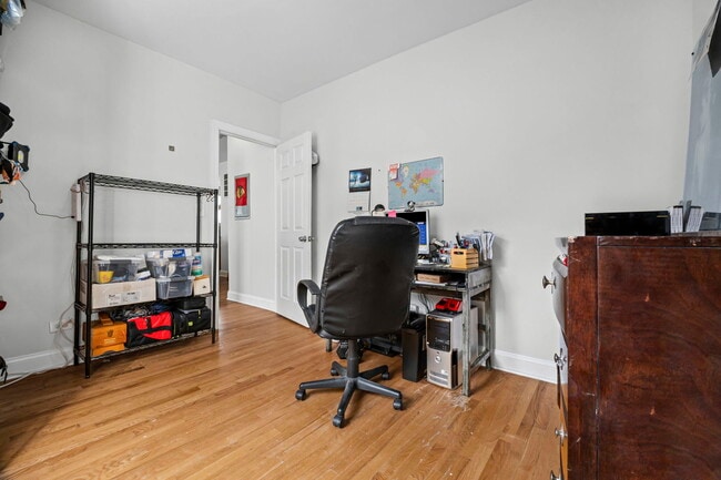 Building Photo - 6319 N Sacramento Ave