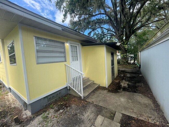 Building Photo - Spacious 2 bedroom, 1 bathroom home Availa...