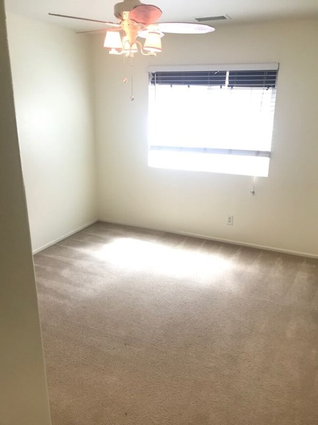 Building Photo - Gated Community!