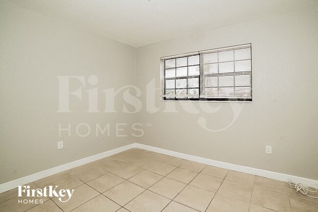 Building Photo - 1000 NE 211th Terrace