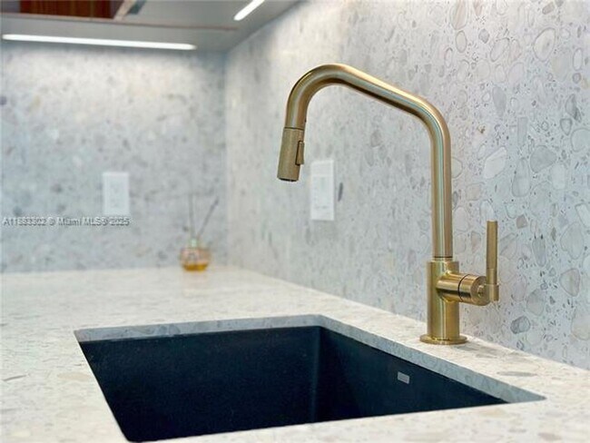 Building Photo - 2655 S Bayshore Dr