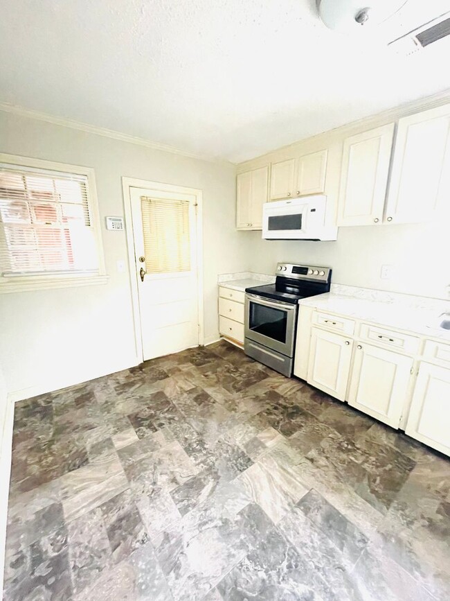 Building Photo - ** 3 Bed 1 Bath located in Cloverdale ** C...