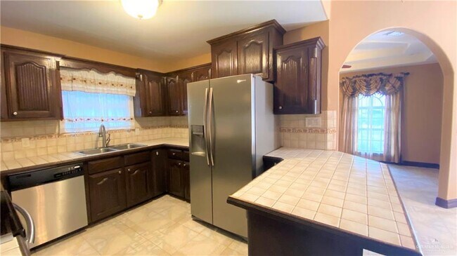 Building Photo - 703 Delta Dr