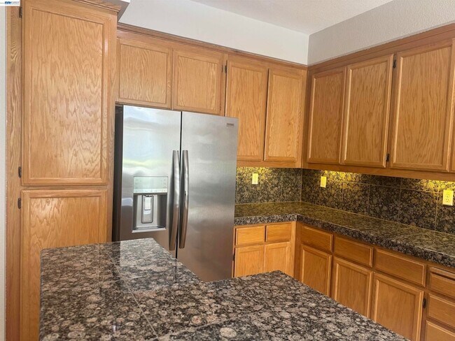 Building Photo - 3162 Golden Crest Common