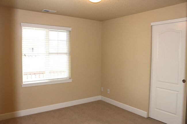 Building Photo - Charming Single-Level Bend Home with New Carpet and Big Yard