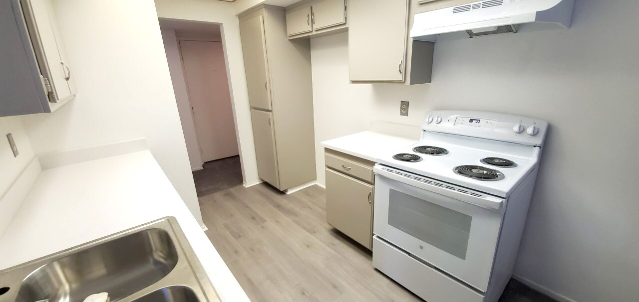 Kitchen - 5310 Circle Dr