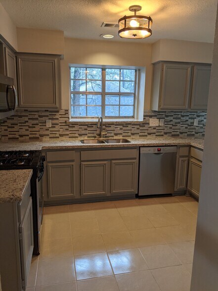 Building Photo - 2 Meadow Star Ct