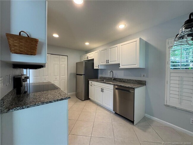Building Photo - 4567 SE Murray Cove Cir