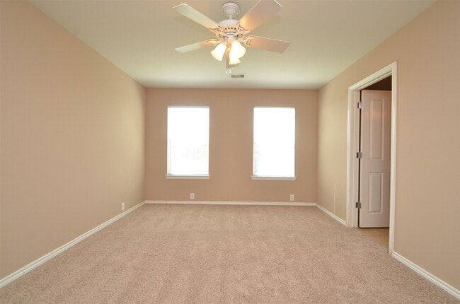 Building Photo - 915 Butterfly Ln