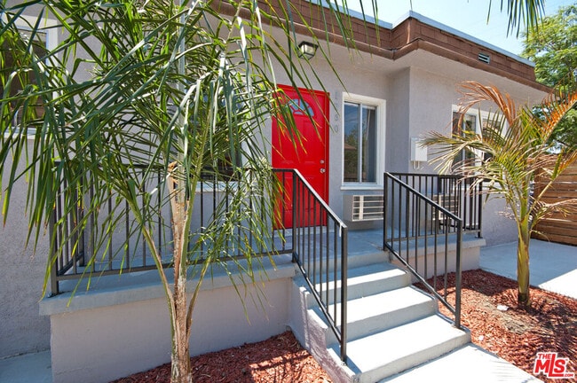 Primary Photo - 1264 N Westmoreland Ave