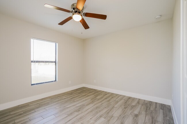 Building Photo - 1232 NE 7th Pl, Cape Coral, FL