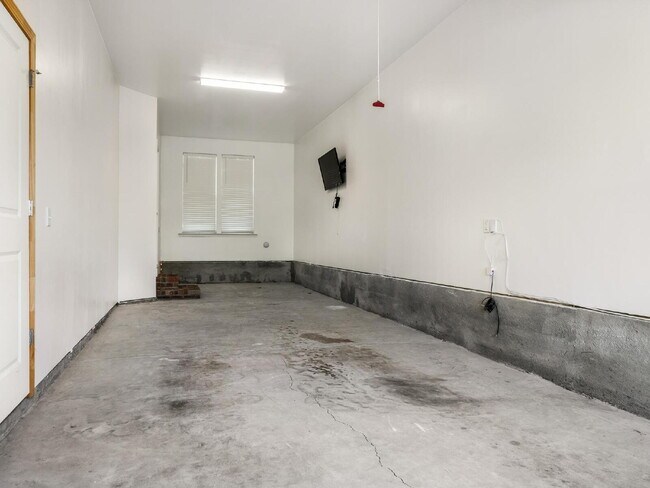 Building Photo - The Towns on Greenway! Two bedrooms. Two private baths, Half Bath. Greenway around the corner. Up...