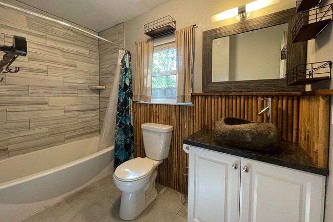 Building Photo - Charming Kenton Bungalow with Large Fenced Yard, Central A/C, Washer/Dryer