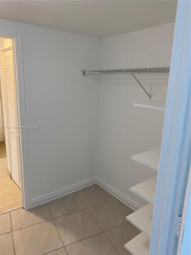 Building Photo - 1750 N Bayshore Dr