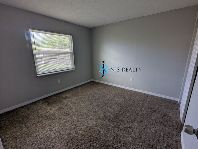 Building Photo - Great Location!  Charming, TRUE 3/2/1, 1283sq ft home with RENOVATED bathrooms & kitchen, fenced ...