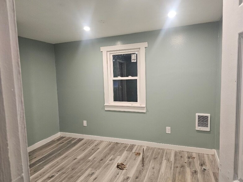 Building Photo - 1 1/2 Oliver Ave