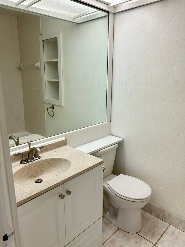 Building Photo - 2 bed 1 Bath House in Ideal Location in St Pete