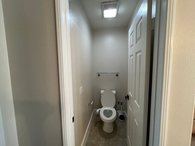 Building Photo - Spacious 5 Bedroom/3 Bath Home in Eastvale.
