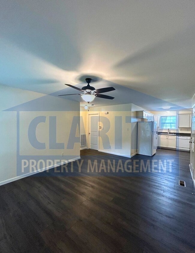 Building Photo - Two bedroom townhome w/garage!