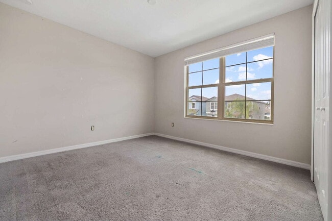 Building Photo - "Spacious 5-Bedroom Retreat in Tampa with 2.5 Baths and 2,215 Sq Ft of Comfort!"