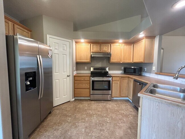 Building Photo - 115 Cassidy Dr E