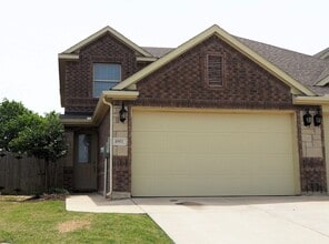 Building Photo - 4903 Villas Dr
