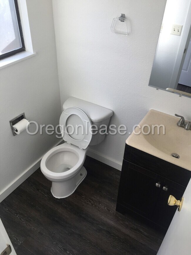 Building Photo - 2 bed 1.5 bath West Springfield Townhouse