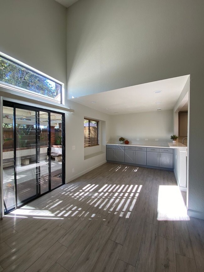 Building Photo - Alta Loma Woods Two Bed with Small Yard an...