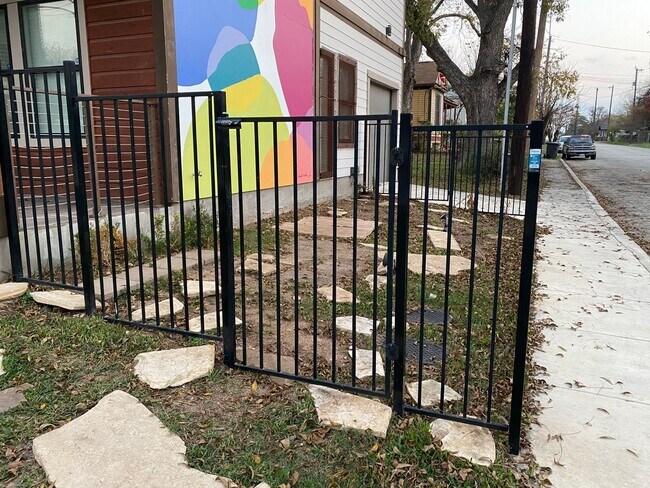 Building Photo - 902 Montana St