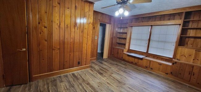 Building Photo - 3 Bedroom 1 1/2 Bath Ranch style brick hom...