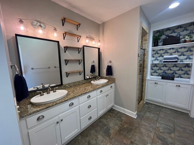 Building Photo - Beautiful 5 Bed 3 Bath Home! Fall 2026!